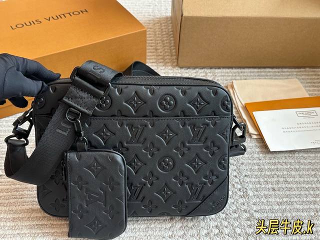 Original version L's classic men's bag is slightly larger than the women's. The