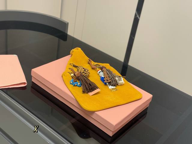 with box Size: 24*22Cm Miumiu25Ss show model small bag The brown color is now i