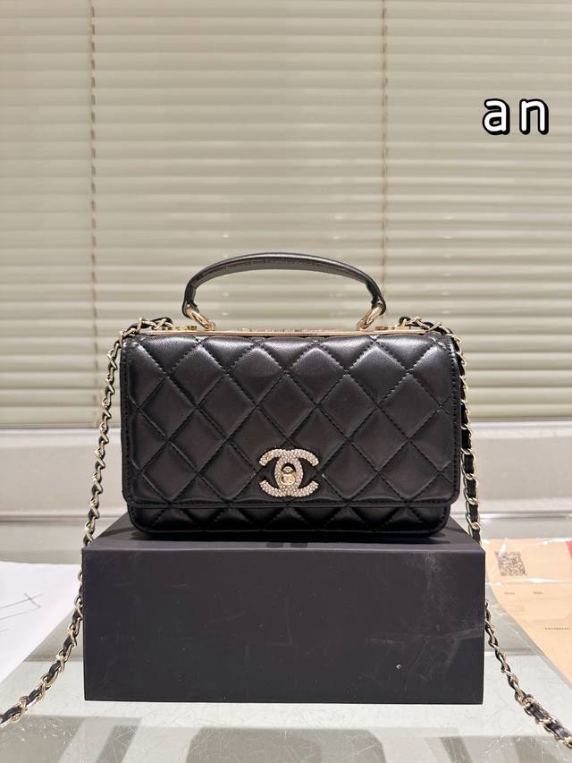Chanel Woc diamond buckle handbag Lazy and casual and easy to carry Full of surp
