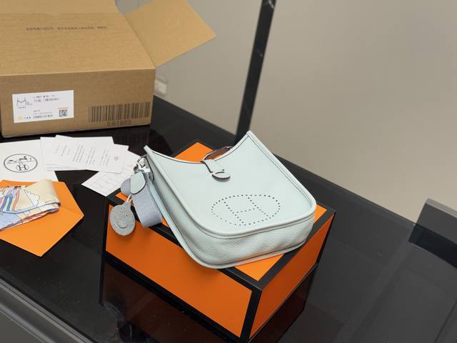 Folding gift box scarf pony Size: 19cm Hermes Evelyne Exclusive customized versi