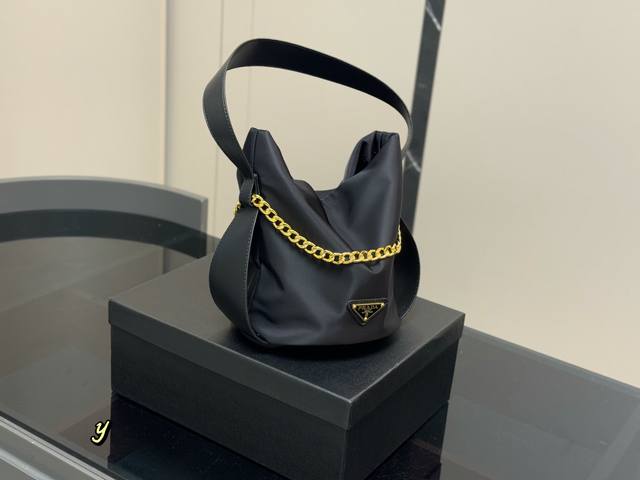 with boxThe 25th autumn and winter Prada show is so beautifulThe VIP order meeti