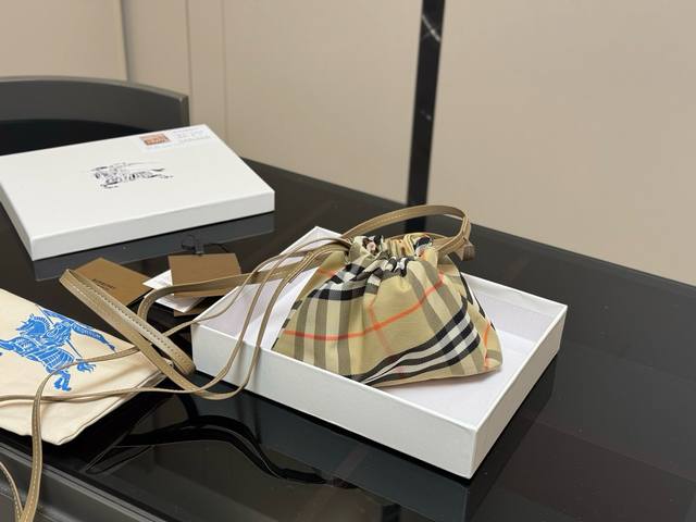 with box Size: 22*15Cm Burberry Cloud Bag This backpack is inspired by the origi