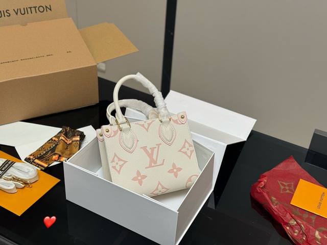 Folding box airplane box Size: 18*15Cm Lv Mini Onthego is so cute! It's a small