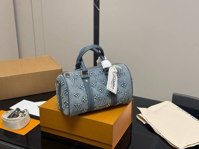 comes with a full set of packaging Size: 25*14Cm Lv Keepall pillow bag Really c