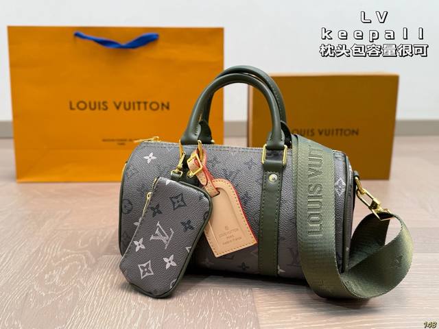 Lv Keepall pillow bag has a large capacity for daily outings and can hold all th