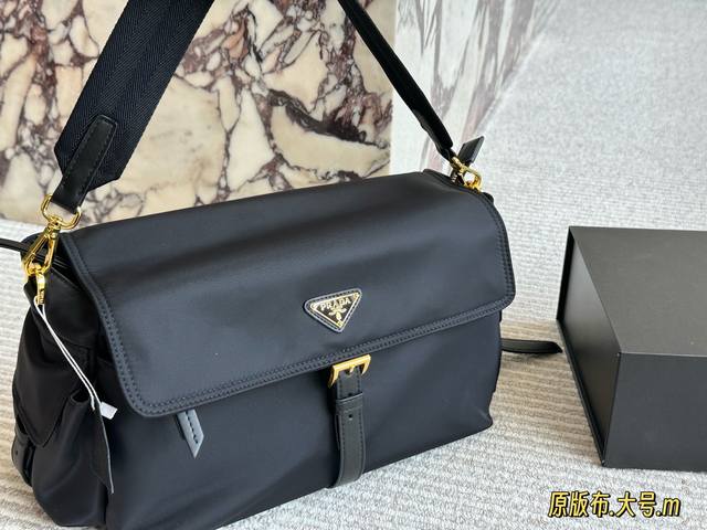 Everyone is pushing Prada's bags Prada's new nylon series Explore messenger bag