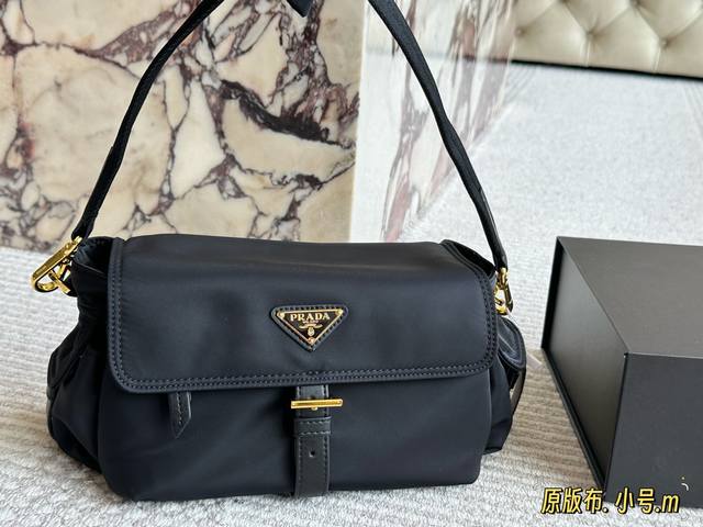 Everyone is pushing Prada's bags Prada's new nylon series Explore messenger bag
