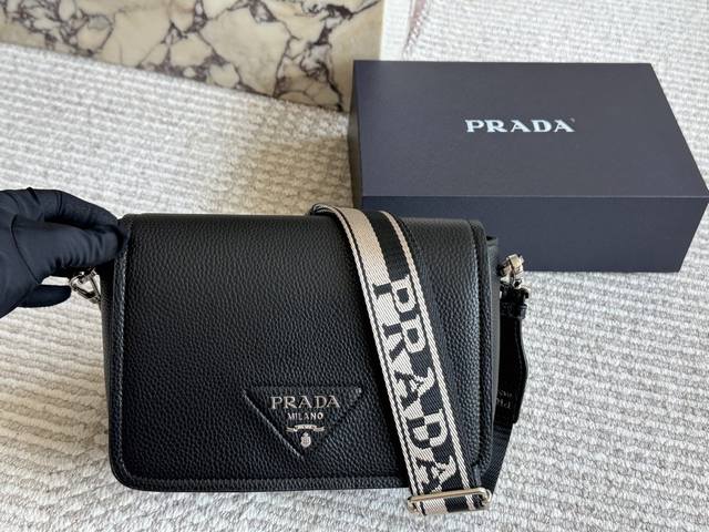 with box Size: 23 16Cm Prada camera bag I feel it will be really popular Straig