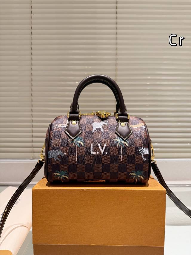 Lv Speedy pillow bag The lining is the same as the counter version. A true repli