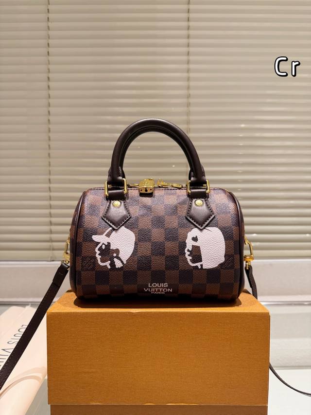 Lv Speedy pillow bag The lining is the same as the counter. A true replica of th