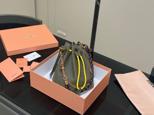 comes with a full set of packaging Size: 18*21Cm I bought a Miu bucket bag It's