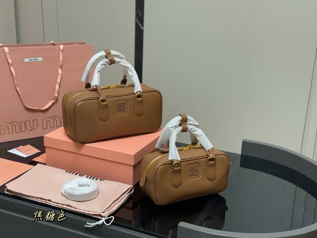 Upgraded version with box Size: 28*13Cm 23*11Cm Miumiu bowling briefcase The bag
