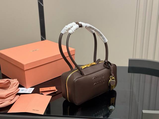 Upgraded version with box Size: 28*13Cm Miumiu bowling briefcase The bag is just