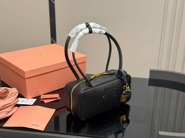 Upgraded version with box Size: 28*13Cm Miumiu bowling briefcase The bag is just