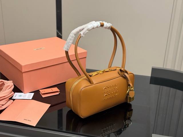 Upgraded version with box Size: 28*13Cm Miumiu bowling briefcase The bag is just