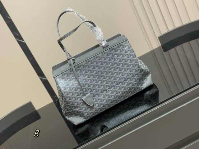 Goya's perfect commuter bag for working people is this one! Goyard Bellechasse i