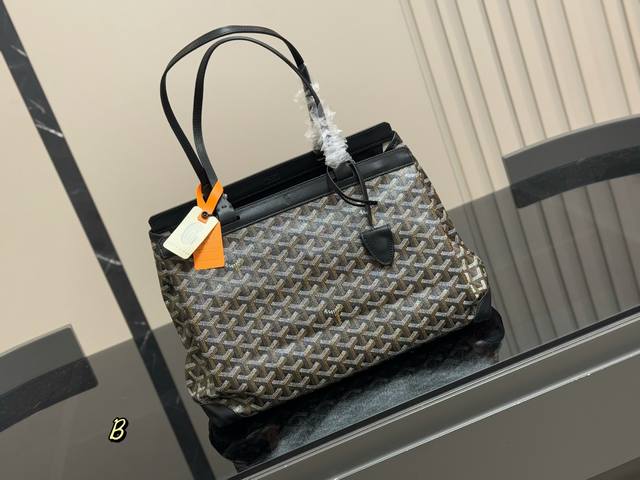Goya's perfect commuter bag for working people is this one! Goyard Bellechasse i