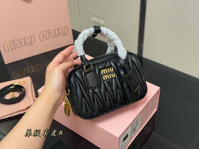 Sheepskin with folding box Size: 20*14Cm Miumiu bowling bag is just the right s