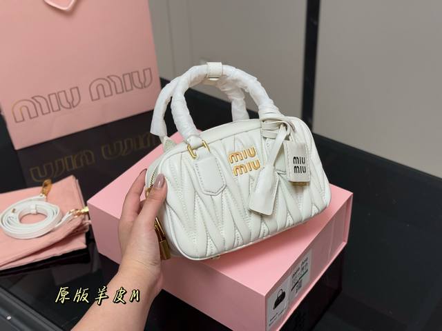 Sheepskin with folding box Size: 20*14Cm Miumiu bowling bag is just the right s