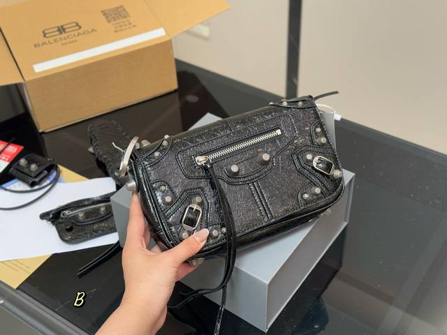 comes with a full set of packaging Size: 27.15Cm Balenciaga's new motorcycle la