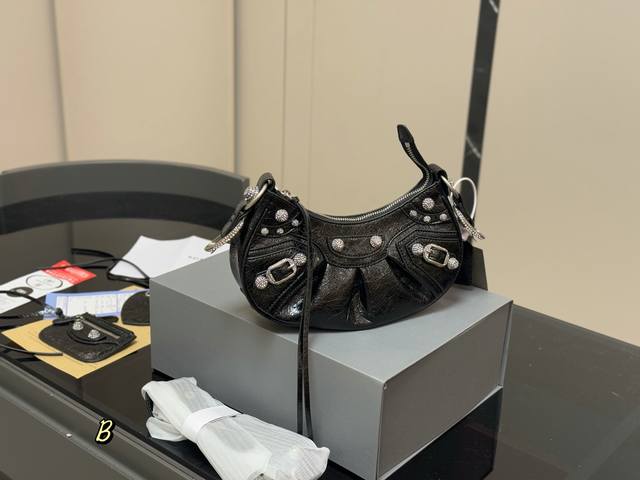 comes with full set of packaging Size: 25.12Cm Balenciaga Le Cagole Half-moon a