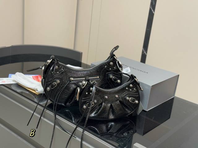 comes with full set of packaging Size: 25.12Cm 32.14Cm Balenciaga Le Cagole Hal
