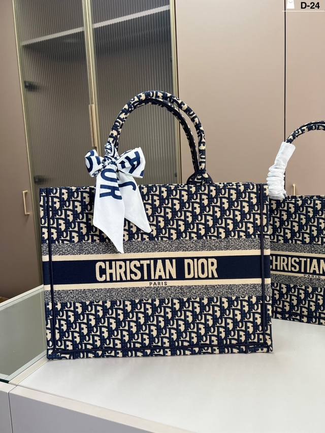 42cm Dior Diortote Book has a large capacity and is very durable You will defini