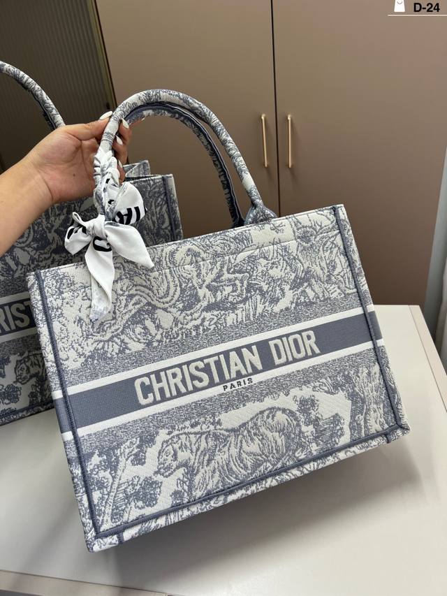 1919966FFF #36cm Dior Diortote Book has a large capacity and is very durable You
