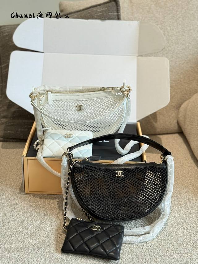 25S Mesh Hula Hoop Bag, the new darling of the fashion world I have recently bee