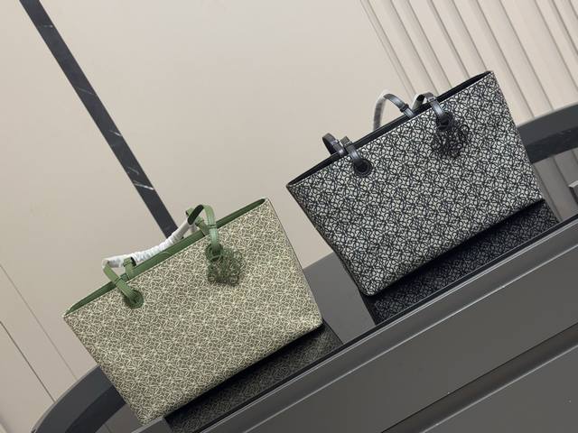 Size: 37*24Cm horizontalLoewe canvas shopping bagA bag that is easy to holdI hav