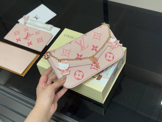Pendant P30 with folding box Size: 22*13Cm Lv three-piece set The best and most