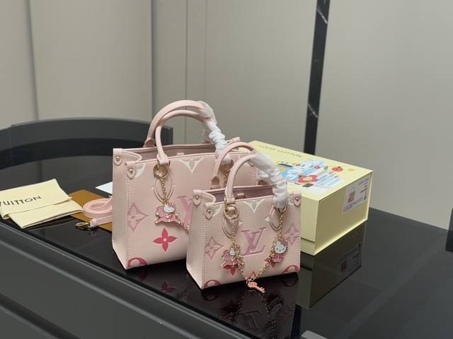 with pendant Size: 25.20Cm 18.15Cm Lv Onthego leather shopping bag has a hidden