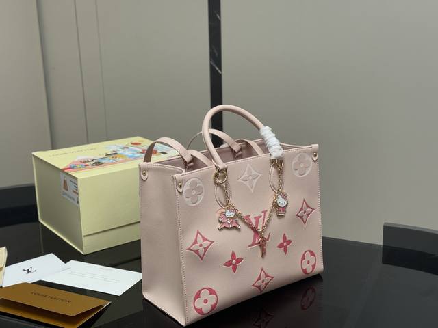 Pendant P30 Size: 34.28Cm Lv Onthego leather shopping bag has a hidden shoulder