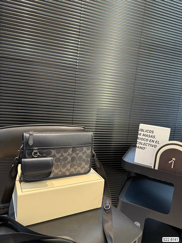 with folding box Coach men's classic Track What bag should a trendy man carry?