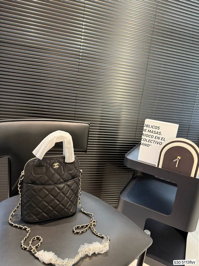Chanel Shell Bag Pure leather shell bag Matching is very suitable for this seas