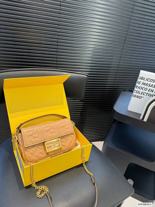 with folding box Fendi baguette The Fendi baguette bag carried under the armpit