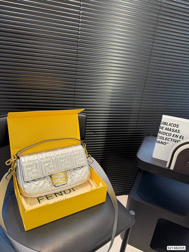 Large Folding Box Fendi Baguette bag hit me at first sight. The medium size has
