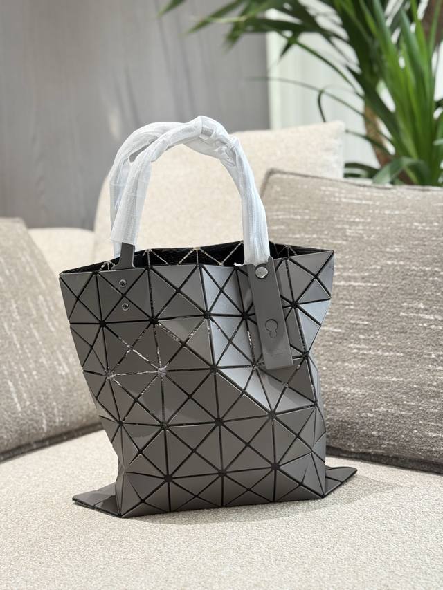 Issey Miyake The six-grid bag is the lightest and most versatile bag in my opin