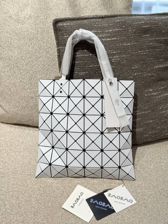 Issey Miyake The six-grid bag is the lightest and most versatile bag in my opin