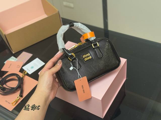 Upgraded version with box Size: 20*11Cm Miumiu bowling mini bag The bag is just