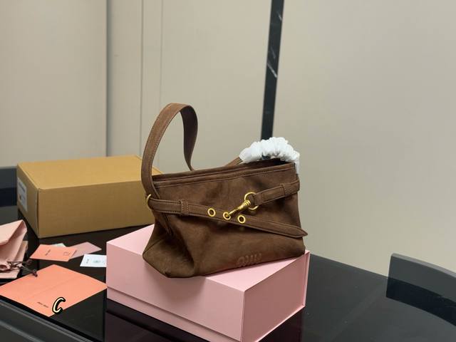 with folding box airplane box Miumiu 25Ss underarm bag Attention urban workers!