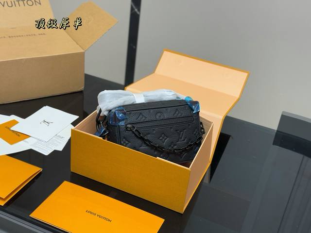 with folding box airplane box Size: 18X13X8 Lv box bag It's really a cute squar