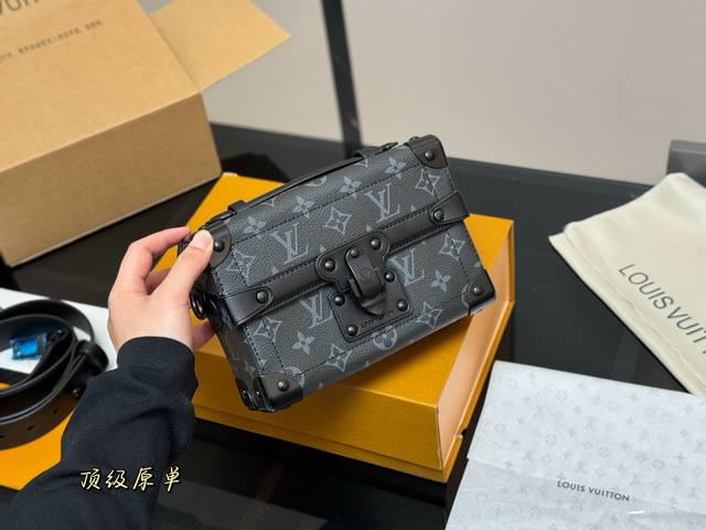 with folding box airplane box Size: 20.14Cm Lv box bag It's really a cute squar