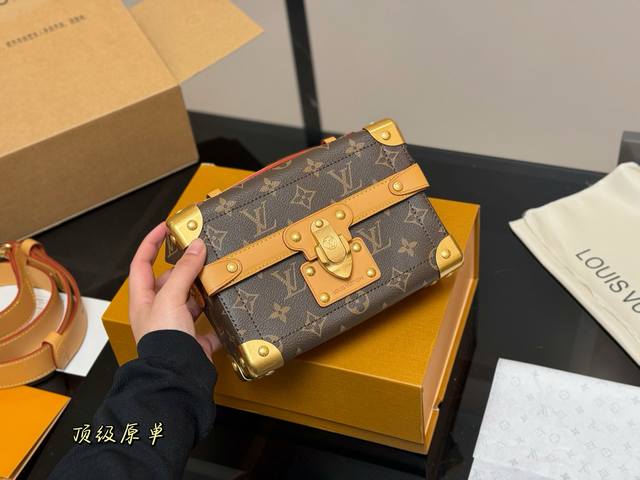 with folding box airplane box Size: 20.14Cm Lv box bag It's really a cute squar