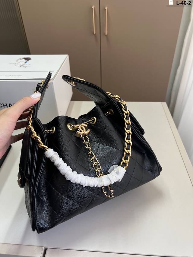 Chanel Hippie underarm bag tote bag This one looks good when carried by hand It