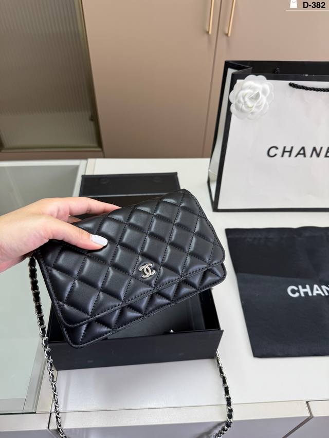 Chanel Chanel Fortune Silver Label A small carry-on bag recommended to everyone!