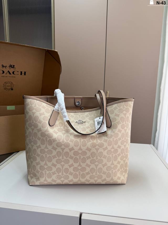 Coach Shopping Bag Whether it is a long trip or a short outing, it is a very fas