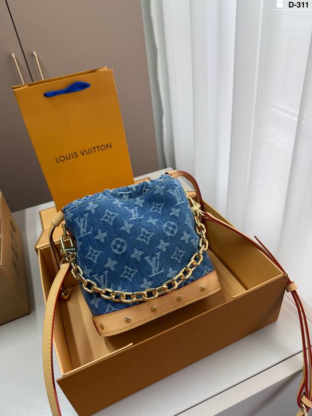 Lv denim bucket bag The small bucket can be worn cross-body. The price/performan
