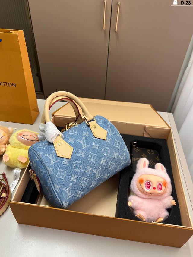 Pendant color random Lv pillow case Card holder + Labubu pendant D-23 size 20