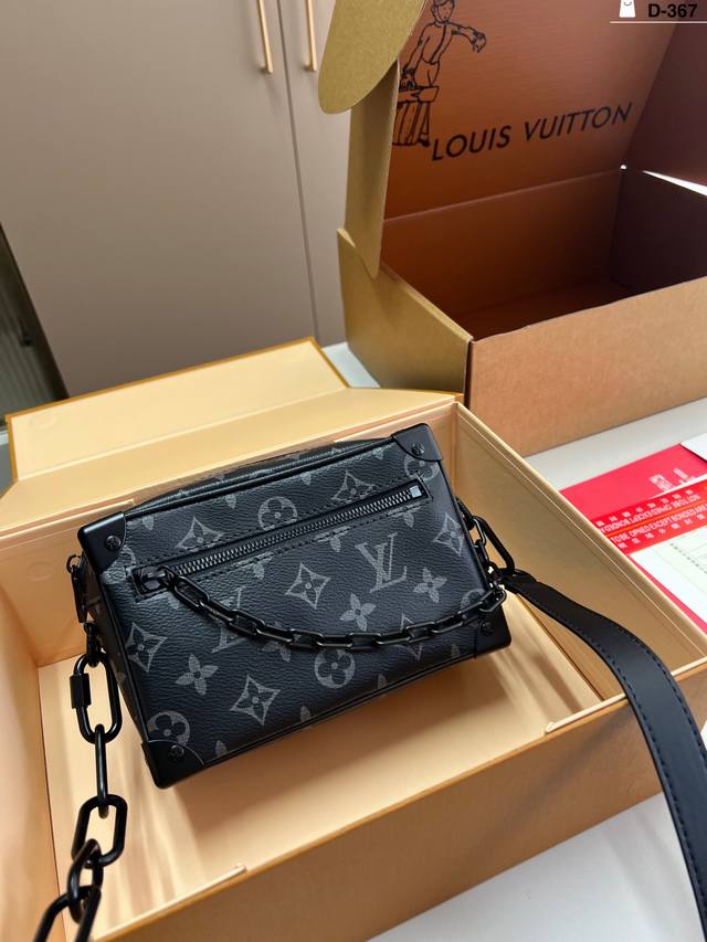 Lv Super popular soft box is so beautiful. This one can be held in hand or carri